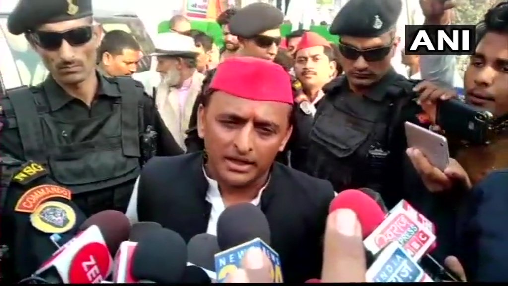 अभी भी हमारे द्वारा किए गए कामों के फीते काट रही बीजेपी: अखिलेश