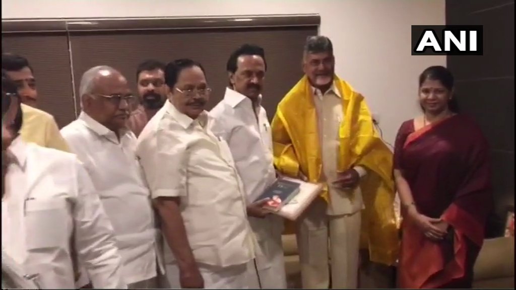 डीएमके मुखिया से मिले नायडू, कहा ‘देश बचाने के लिए महागठबंधन ज़रूरी’