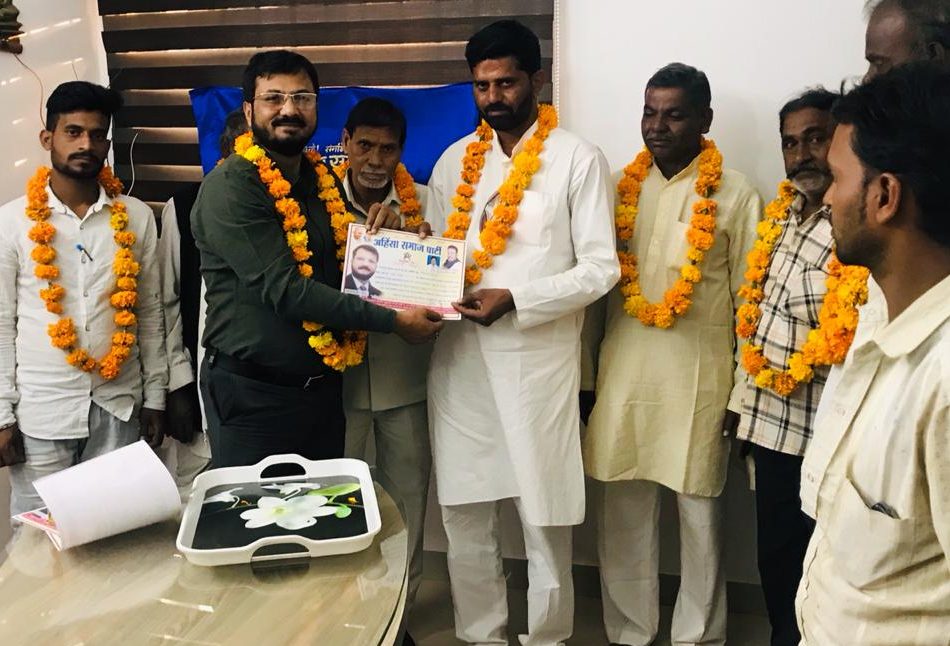 समर्थको के साथ बसपा छोड़कर अहिंसा समाज पार्टी में शामिल हुए नीलेश यादव