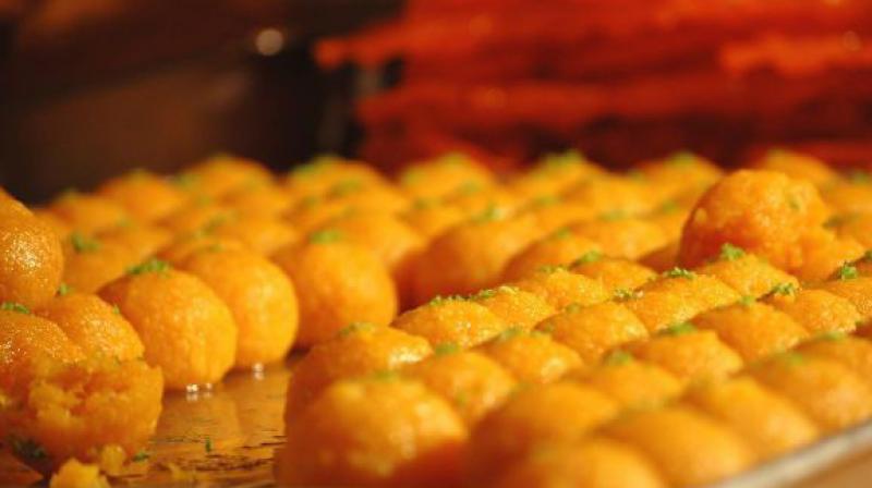 त्यौहारों पर मिलावटी मिठाइयों से रहें सावधान, क्या है इसके लिए कानून?
