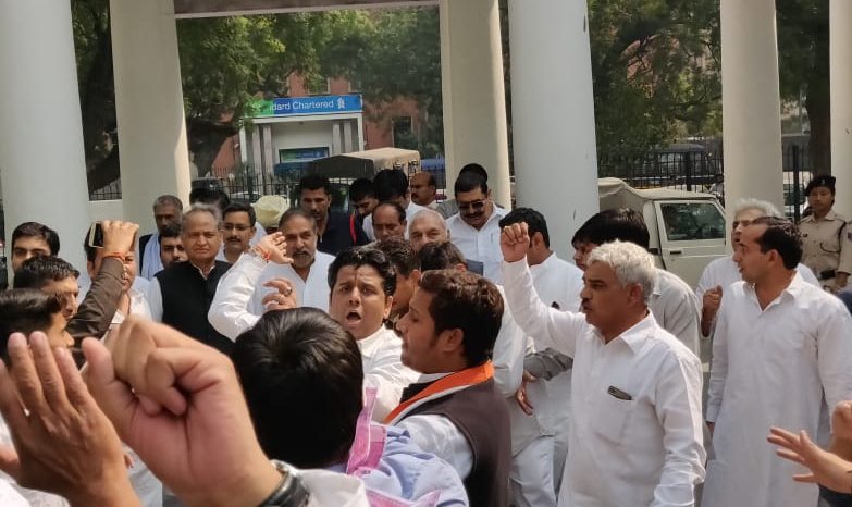 नोटबंदी के दो वर्ष: कांग्रेस का प्रदर्शन, मोदी सरकार से पूछे 8 सवाल