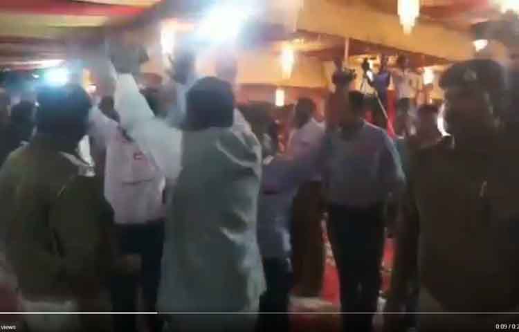 रेलमंत्री के कार्यक्रम में हंगामा, उछाले गए गमले, लगे मुर्दाबाद के नारे, वापस लौटने को हुए मजबूर