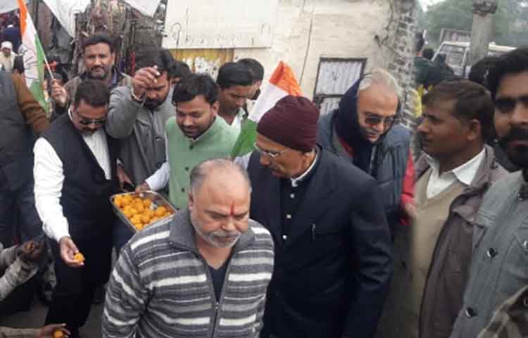 तीन राज्यों में कांग्रेस की वापसी पर कांग्रेस कार्यकर्ताओं ने मिठाई बांटकर मनाया जश्न