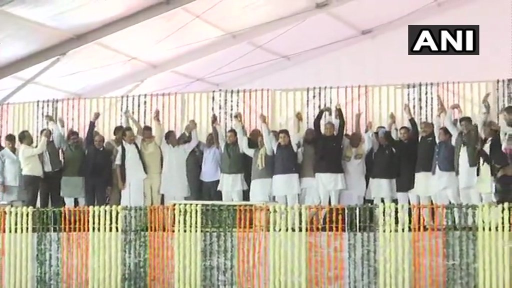 मध्य प्रदेश: कमलनाथ ने ली मुख्यमंत्री पद की शपथ, जुटे विपक्ष के नेता