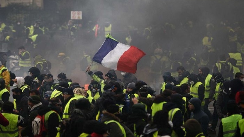 फ़्रांस में आपातकाल के आसार, पेट्रोल की कीमतों के खिलाफ सड़क पर उतरे प्रदर्शनकारी