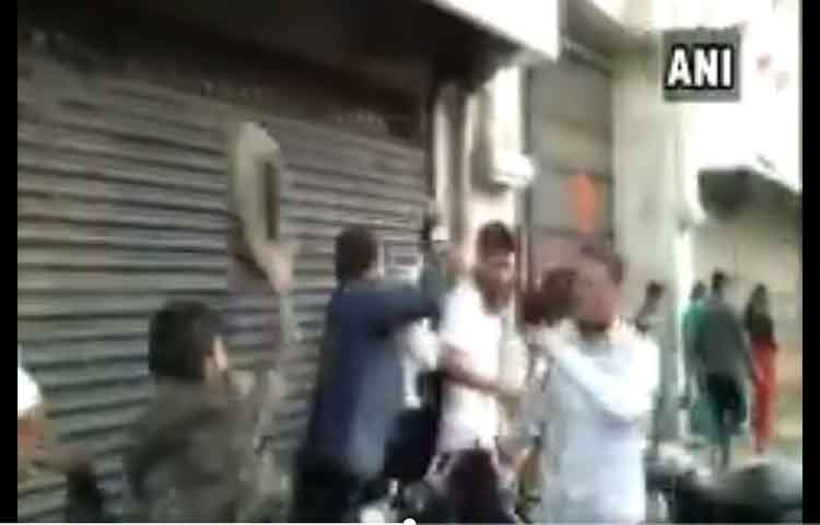 बीजेपी जिलाध्यक्ष को भीड़ ने दौड़ा दौड़ा कर पीटा