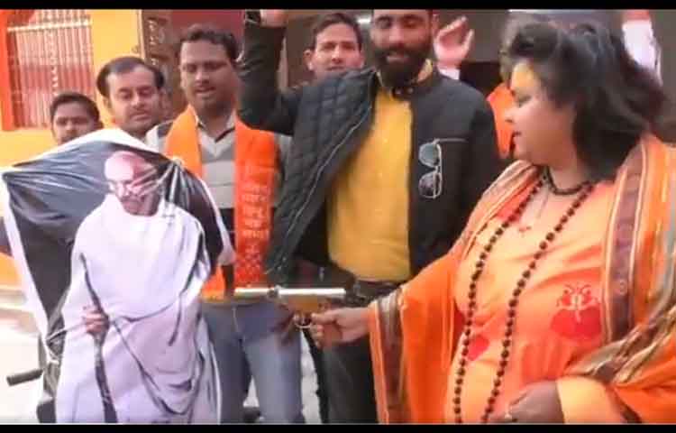 महात्मा गांधी के पुतले पर गोली चलाने वाली पूजा पांडेय गिरफ्तार