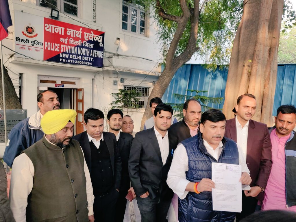 राफेल मामले में घिरी सरकार, पीएम मोदी के खिलाफ एफआईआर कराने पहुंचे आप सांसद