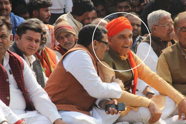 शहीद के अंतिम दर्शन में ठहाका मार रहे थे मंत्री, परिजनों ने जताई नाराज़गी