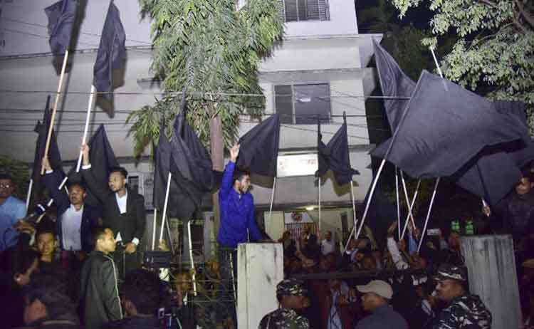 असम में पीएम मोदी का विरोध: एक ही दिन में दो बार दिखाए गए काले झंडे