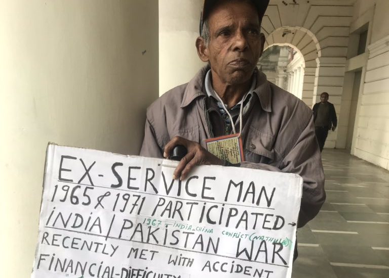 सरकार कर रही अच्छे दिनों की बात, इलाज के लिए लोगों से गुहार लगा रहा पूर्व सैनिक