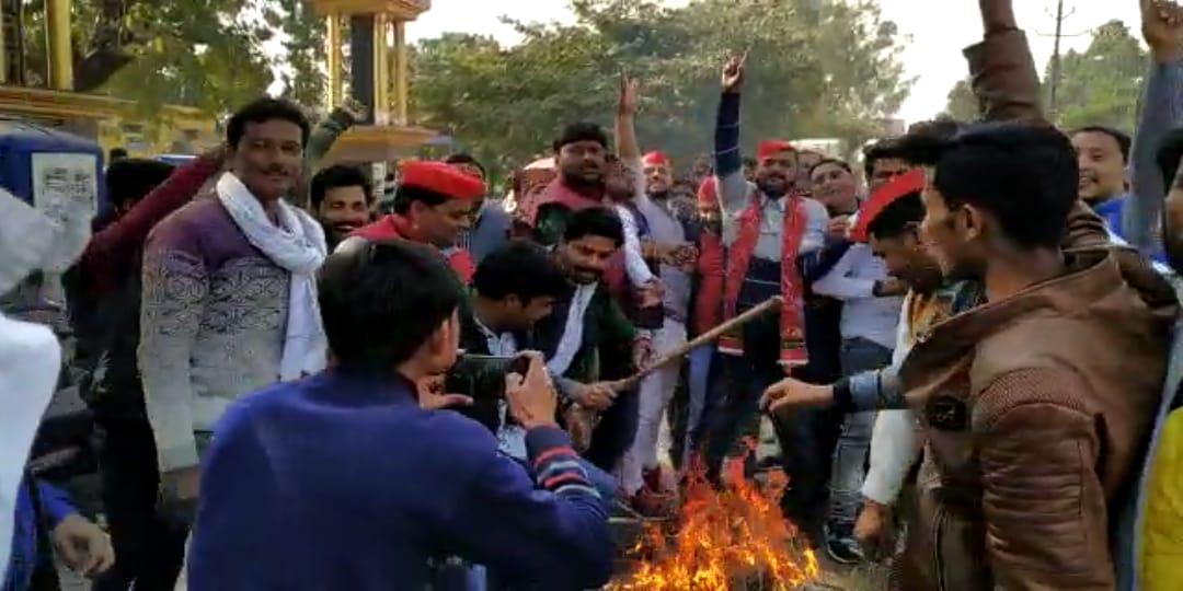 बदायूं मे सपा का जोरदार प्रदर्शन, मोदी- योगी के खिलाफ नारेबाजी कर पुतला फूंका