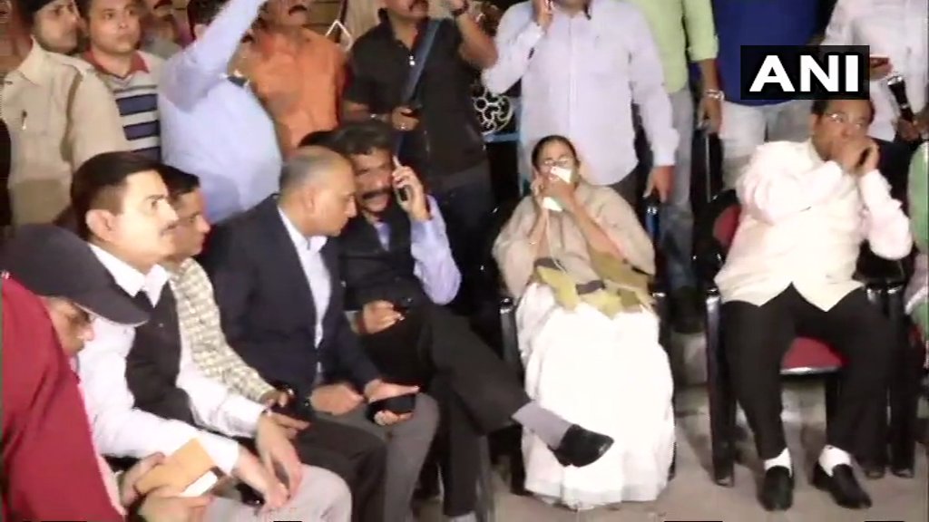 Breaking: कोलकाता में मोदी सरकार के खिलाफ धरने पर बैठी सीएम ममता बनर्जी