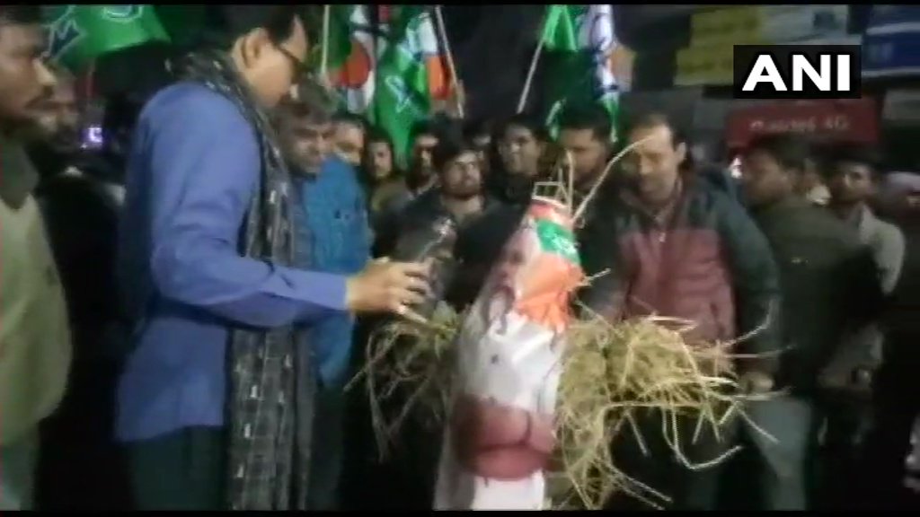 लाइव: सीबीआई और पुलिस की भिड़ंत के बीच टीएमसी कार्यकर्ताओं ने फूंके पीएम मोदी के पुतले