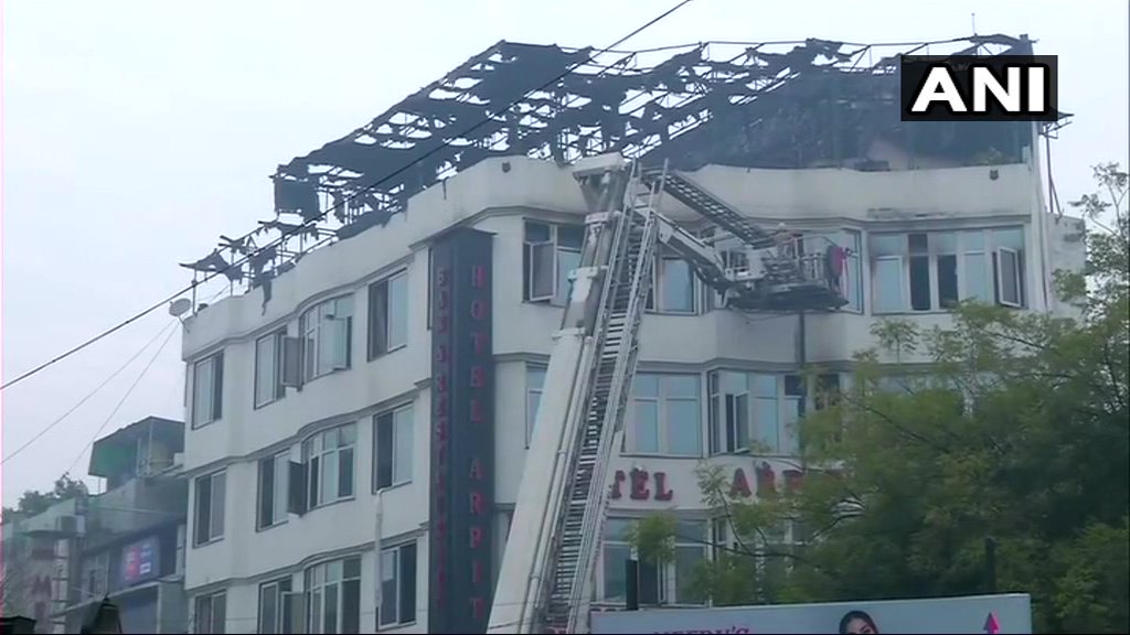 दिल्ली: करोल बाग़ के होटल में लगी आग में 17 लोगों की मौत