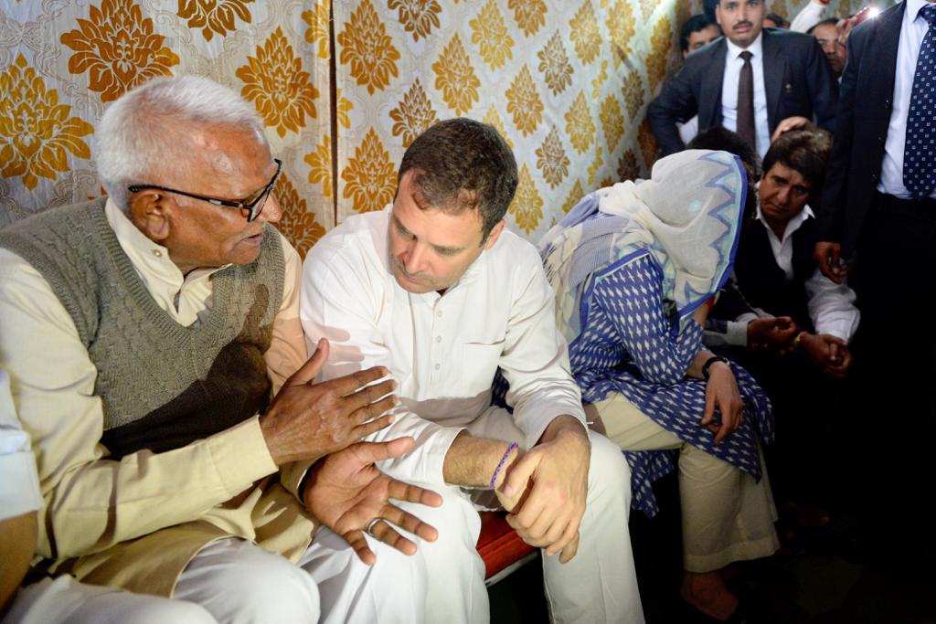 तस्वीरों में देखिये, शहीद जवानो के परिजनों से मिले राहुल, प्रियंका