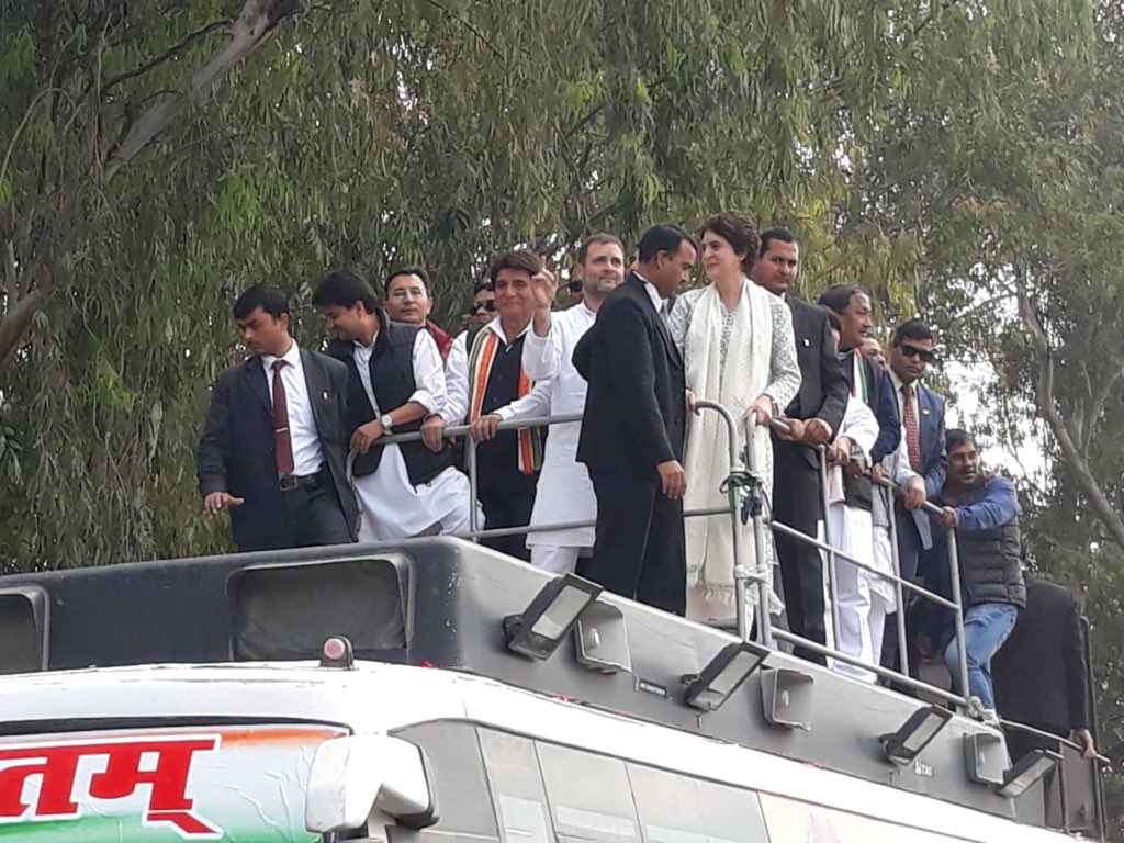 वीडियो: कांग्रेस के रोड शो में उमड़ी भीड़, राहुल ने हाथ में उठाया राफेल का कटआउट