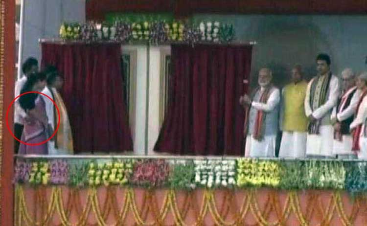 पीएम मोदी की मौजूदगी में मंच पर मंत्री ने की महिला से छेड़खानी, वीडियो वायरल