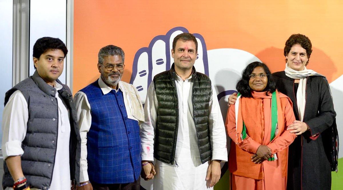 बीजेपी सांसद सवित्री बाई फुले और सपा के पूर्व सांसद राकेश सचान ने थामा कांग्रेस का हाथ