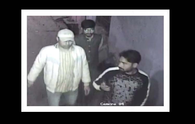 अलीगढ़: साढ़े सात लाख की चोरी, सीसी टीवी में कैद हुए चोर, फिर भी पुलिस खाली हाथ