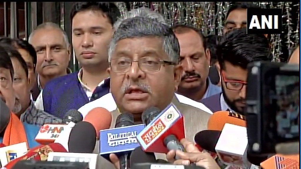 मंदी पर केंद्रीय मंत्री का अजीब तर्क, कहा “एक दिन में 120 करोड़ कमा रहीं फिल्मे, कहाँ है मंदी”