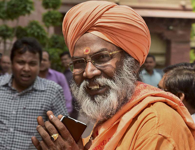 उन्नाव रेप पीड़िता के परिजनों से मिलने पहुंचे मंत्रियों और बीजेपी सांसद का हुआ विरोध