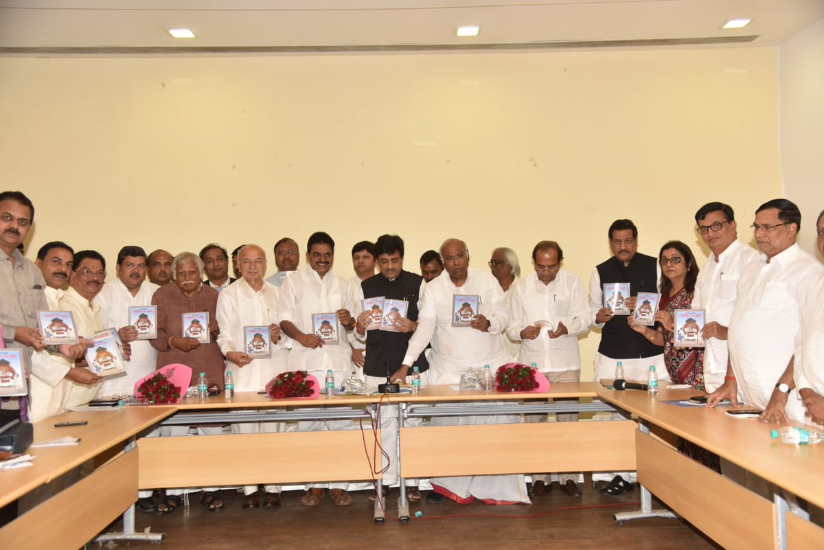 कांग्रेस ने किताब जारी कर गिनाईं पीएम मोदी की सौ गलतियां, बताया ‘बीजेपी का शिशुपाल’