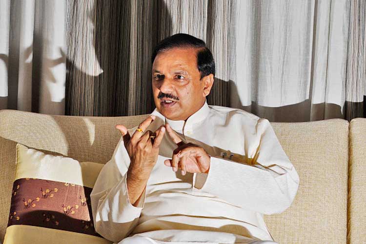 केंद्रीय मंत्री महेश शर्मा का विवादित बयान: भगवान को बताया बेवकूफ