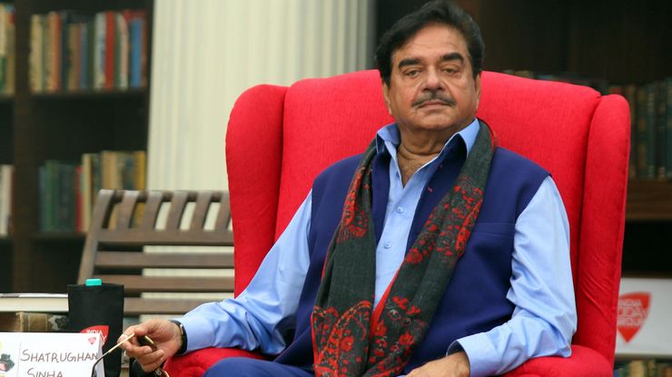 शत्रु का कटाक्ष “दो चीज़ें ढूंढना संभव नहीं, मोदी का क्लासमेट और उनकी चाय पीने वाला कस्टमर”