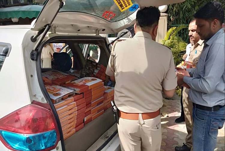 नोएडा के पोलिंग बूथों पर बांटा गया नमो फूड पैकेट, चुनाव आयोग ने तलब की रिपोर्ट