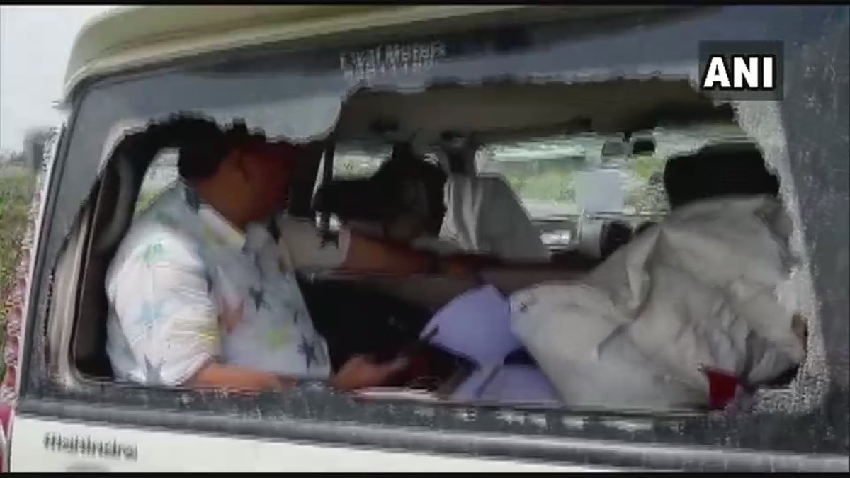 Live: कई राज्यों में ईवीएम खराब होने की शिकायतें, सीपीएम उम्मीदवार की गाड़ी पर हमला