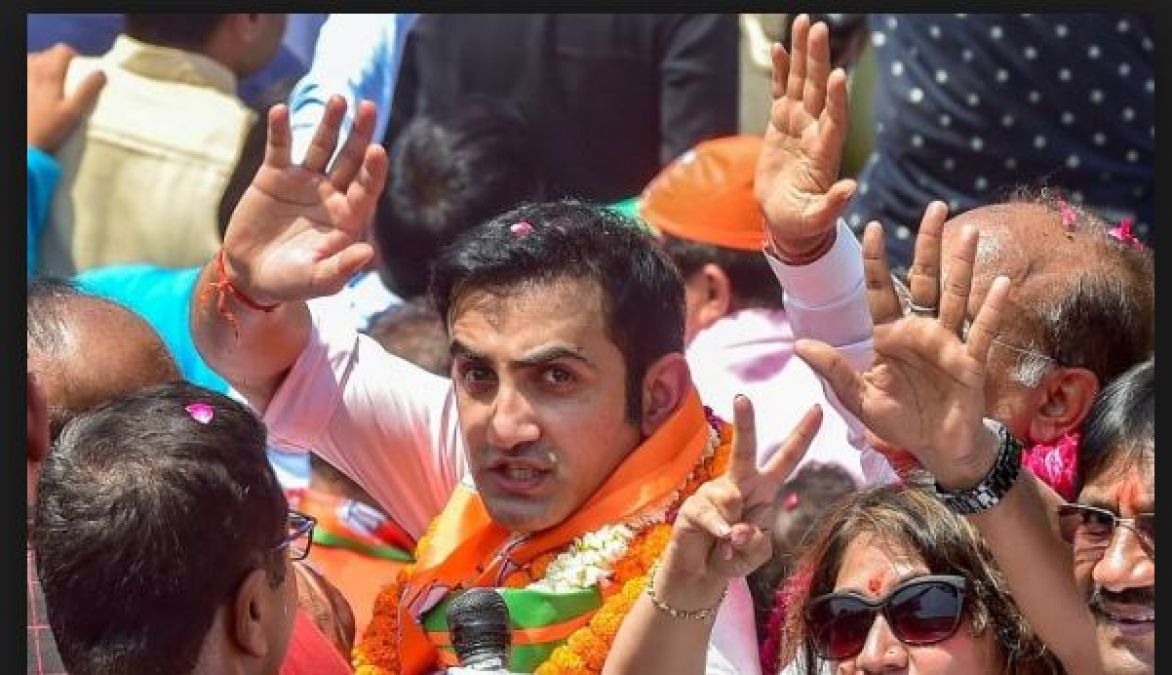 बीजेपी उम्मीदवार गौतम गंभीर पर दो इलेक्शन आईडी रखने का आरोप