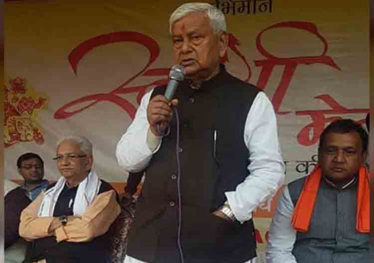 बीजेपी सांसद को ग्रामीणों ने घेरा, पूछा “जिस विकास की बातें करते थे वह कहाँ हैं”