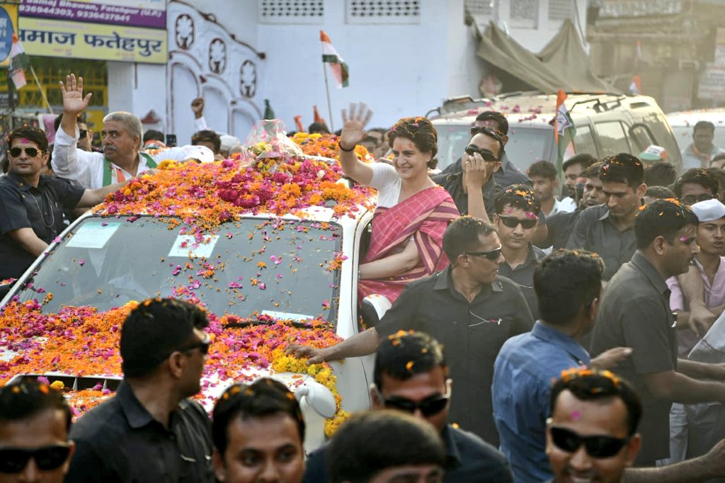 यूपी: फतेहपुर में प्रियंका गांधी ने किया रोड शो, उमड़ी भीड़