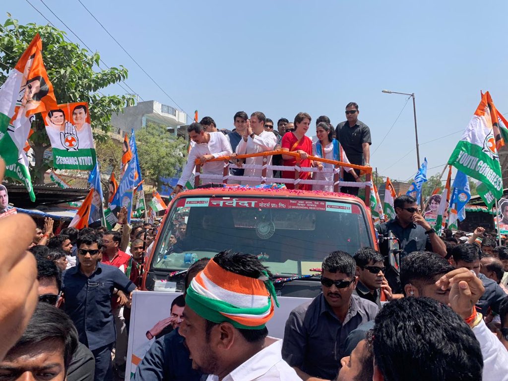 सोनिया- प्रियंका की मौजूदगी में राहुल गांधी ने अमेठी से भरा नामांकन