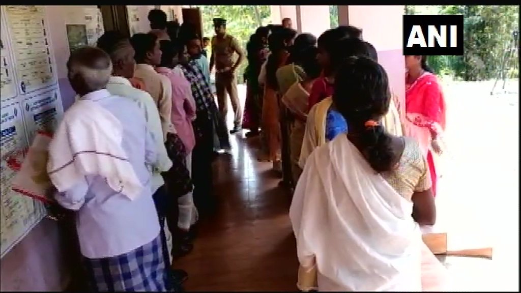 तीसरे चरण में कई जगह ईवीएम में खराबी को लेकर उठे सवाल