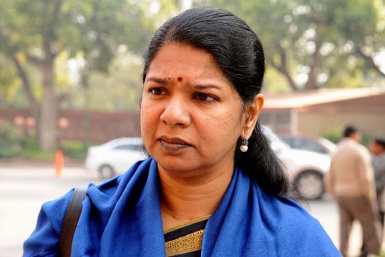 चुनाव से पहले डीएमके उम्मीदवार कनिमोझी के आवास पर आयकर का छापा