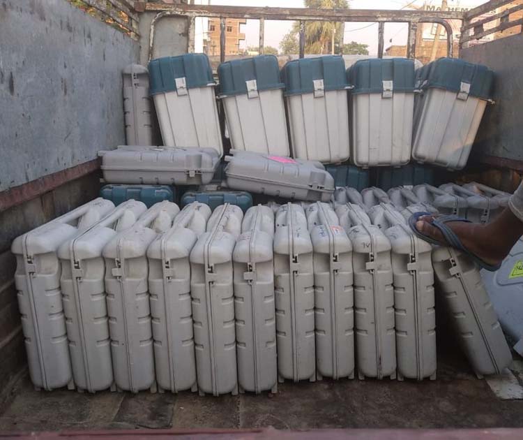 EVM बदलने के आरोपों का चुनाव आयोग ने दिया ये जवाब