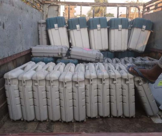 ईवीएम को लेकर हाहाकार, कई जगह ईवीएम पकड़ी गयीं