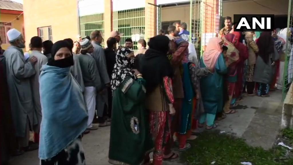 5वे चरण के चुनाव के लिए मतदान जारी, दोपहर 01 बजे तक 31.29% मतदान
