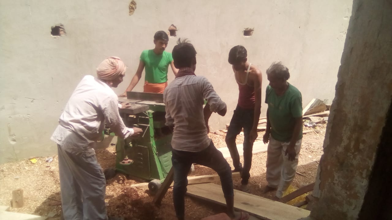 लोकभारत में खबर प्रकाशित होने के बाद स्कूल की बिल्डिंग से हटाई गयी फर्नीचर की अवैध फैक्ट्री