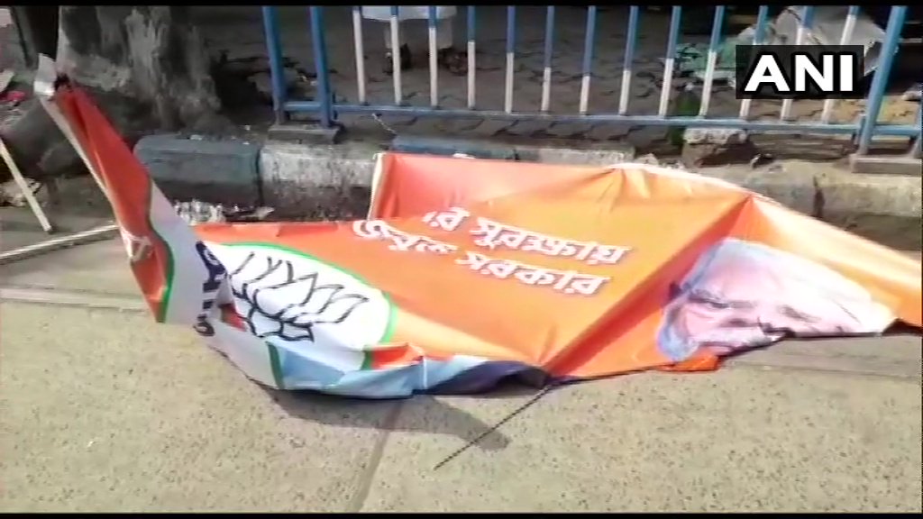 अमित शाह की रैली से पहले पुलिस ने उखाड़ फेंके पोस्टर, झंडे