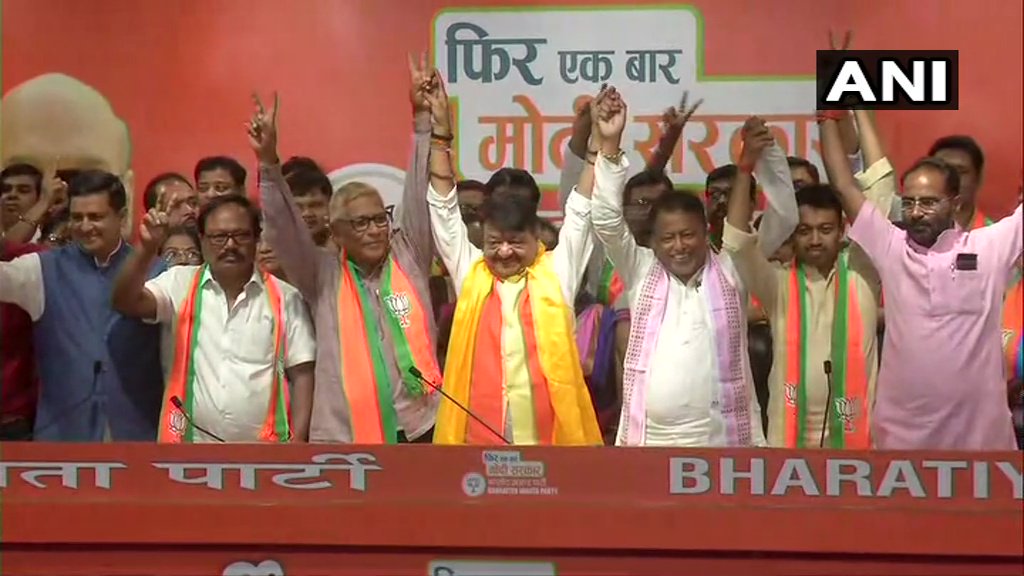 बीजेपी ने ममता के दुर्ग में लगायी सेंध, दो टीएमसी विधायक, 50 पार्षद, बीजेपी में शामिल