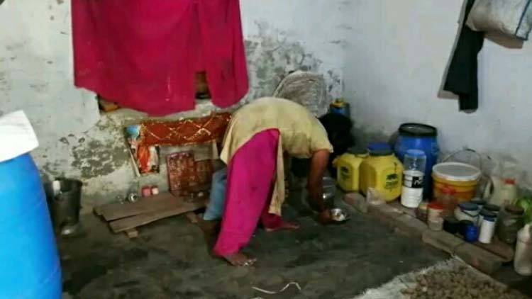 ‘योगी सरकार का ये कैसा रामराज’ कई वर्षों से पंचायत भवन में रहने को मजबूर है गीता का परिवार