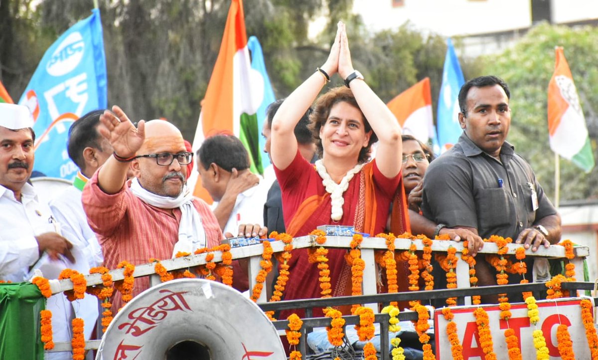 प्रियंका ने काशी में दिखाया दम, भारी भीड़ के बीच 4 घंटे किया रोड शो