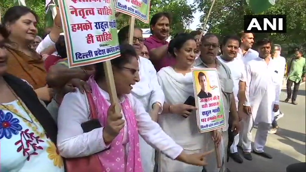 राहुल गांधी को मनाने के लिए दिल्ली में उनके आवास पर समर्थको का प्रदर्शन