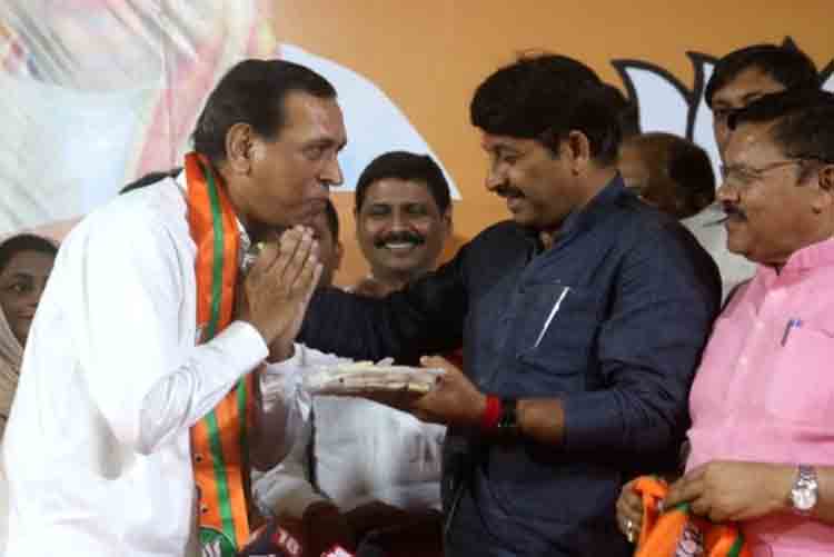 दिल्ली: मतदान से एक दिन पहले कांग्रेस नेता राजकुमार चौहान बीजेपी में शामिल