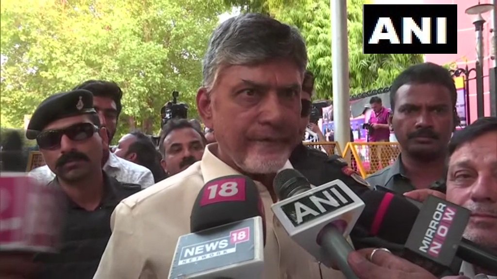 चुनाव आयोग पहुंचे विपक्षी दल, पारदर्शिता को लेकर उठाये सवाल