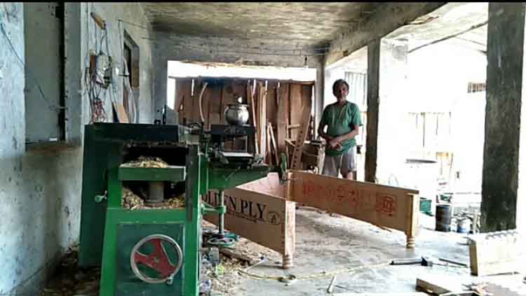 सरकारी बिल्डिंग में चल रही ‘फर्नीचर की फैक्ट्री’, महकमा मौन