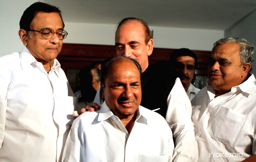 कांग्रेस ने की पार्टी की कोर कमेटी भंग, राहुल गांधी बने रहेंगे अध्यक्ष !